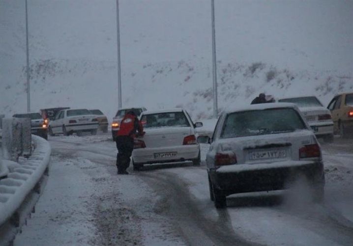 برف و باران در جاده‌های 11 استان کشور/ انسداد 21 جاده و ترافیک پرحجم در 2 محور