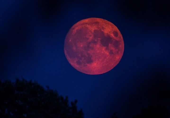 ماه خونین در راه است؛ سایه زمین ماه را سرخ می‌کند