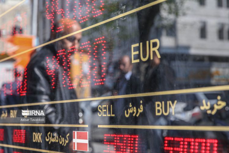 تلاش دلالان برای جلوگیری از ریزش نرخ دلار/ کارشناسان: مردم وارد بازار ارز نشوند