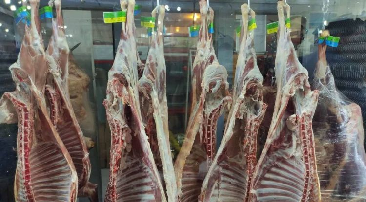 فروش گوشت با نرخ بالای 400 هزار تومان، گران‌فروشی است