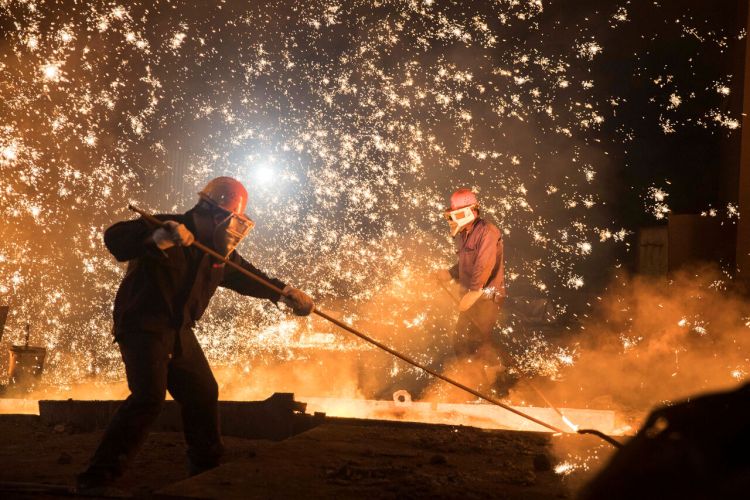 تداوم افزایش تولید مازاد بر ظرفیت، فولاد را «خم» می‌کند