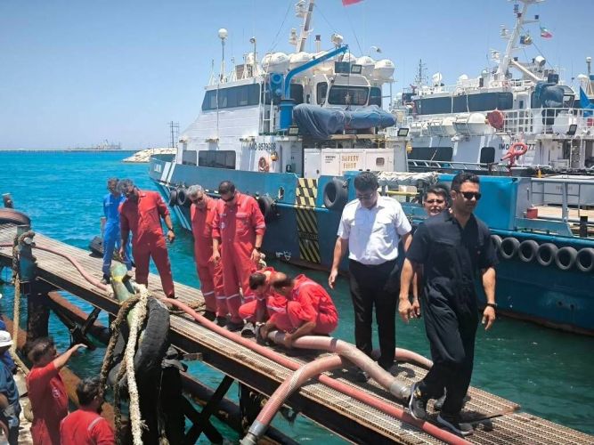 انجام عملیات پیچیده مهندسی برای نجات بارج «ضحا» در آبهای خلیجفارس انجام عملیات پیچیده مهندسی برای نجات بارج «ضحا» در آبهای خلیجفارس