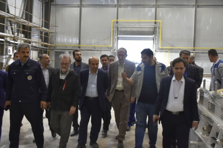 بازدید معاون وزیر نیرو از خطوط تولید کارخانه‌های تجهیزات نیروگاه‌های خورشیدی در استان مرکزی