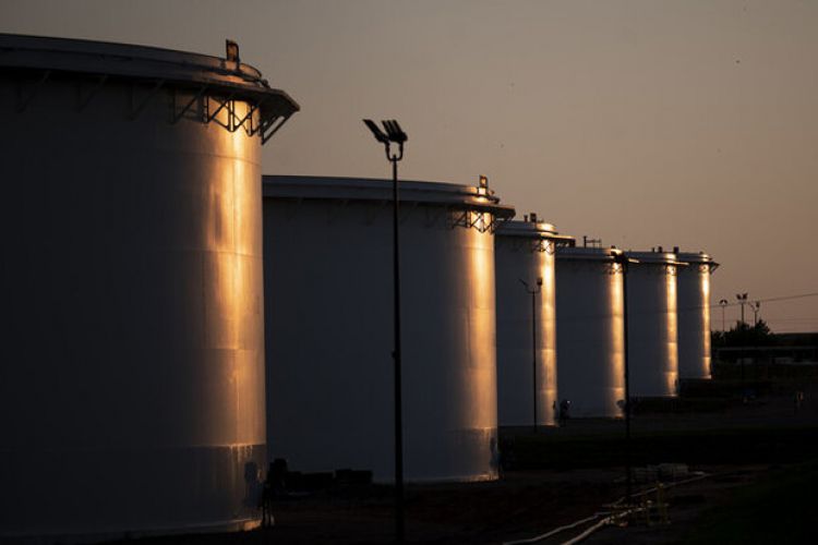 افزایش قیمت نفت در پی کاهش ذخیره‌سازی نفت آمریکا