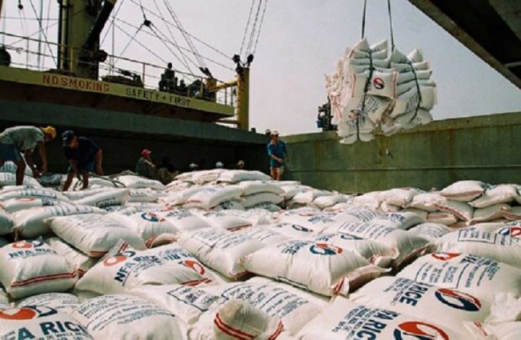کشتی 33.5 هزار تنی برنج تایلندی در بندر بوشهر پهلو گرفت