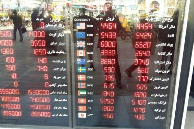 محدودیت‌های فروش ارز ادامه دارد؛ هر نفر هزار دلار