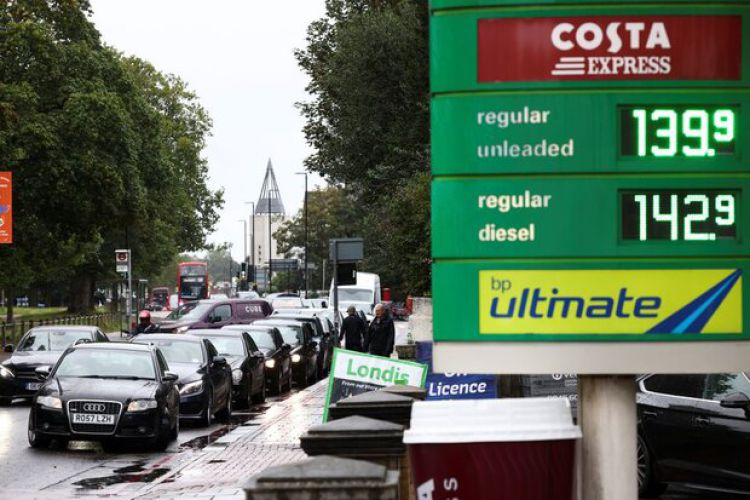 تداوم کمبود شدید سوخت در انگلیس/ پمپ‌بنزین‌ها همچنان تعطیلند