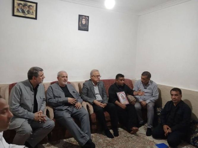 حضور معاون اجرایی رئیسجمهور و وزیر نیرو در منزل شهیده حیدری حضور معاون اجرایی رئیسجمهور و وزیر نیرو در منزل شهیده حیدری