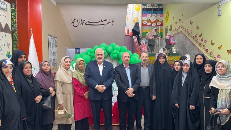 با حضور وزیر نیرو؛ زنگ مهر در دبستان دخترانه توحید تهران نواخته شد/ دعوت از دانشآموزان برای خوشمصرفی در آب و برق با حضور وزیر نیرو؛ زنگ مهر در دبستان دخترانه توحید تهران نواخته شد/ دعوت از دانشآموزان برای خوشمصرفی در آب و برق