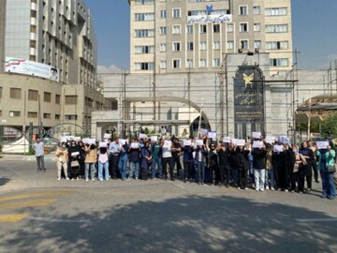 تجمع دانشجویان در اعتراض به شهریه نجومی