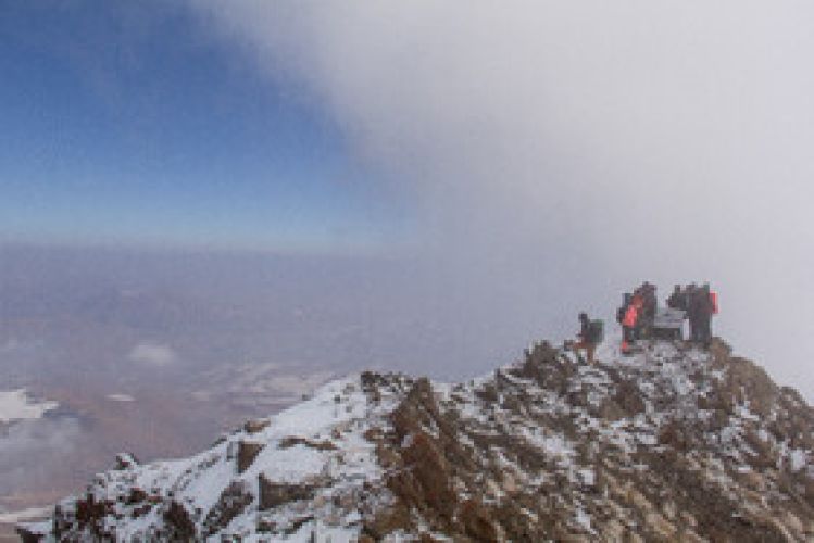 احتیاط در کوهستان‌ها؛وزش باد، مه‌آلودگی و سرمای هوا
