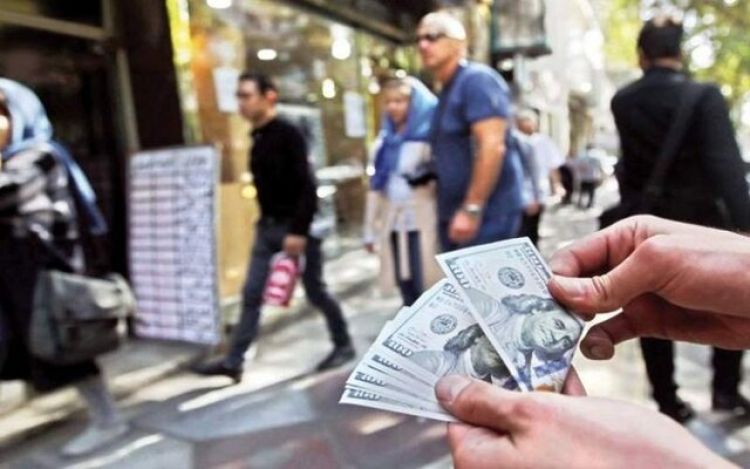 کاهش 25 هزار تومانی دلار در یک ماه/ شکاف ارز 20 هزار تومان کم شد