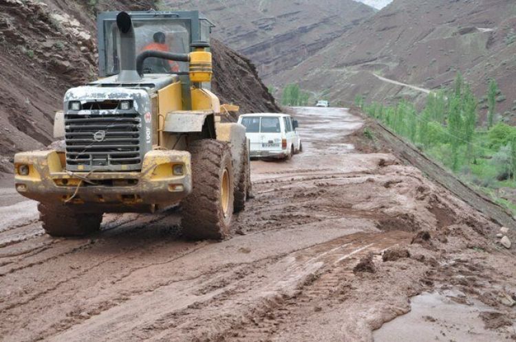 جاده کندوان همچنان مسدود است/تاکنون 5 خودرو از گل و لای بیرون کشیده شدند