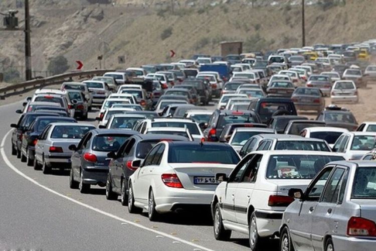 ترافیک سنگین محورهای جنوب به شمال چالوس و آزادراه تهران-شمال/ تهران به چالوس ساعت 12 یکطرفه می شود