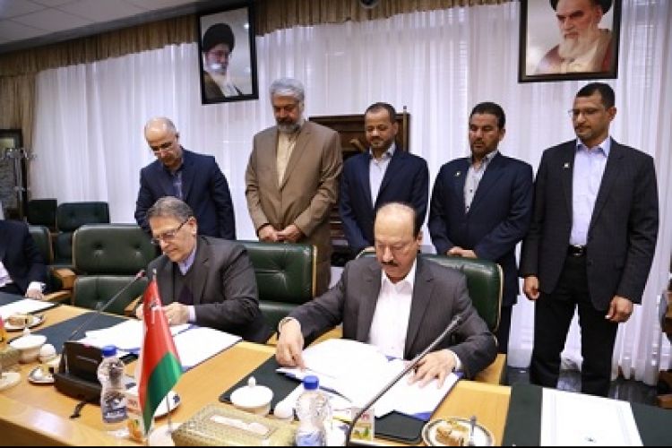 ایران و عمان، تفاهم نامه همکاری بانکی امضا کردند 