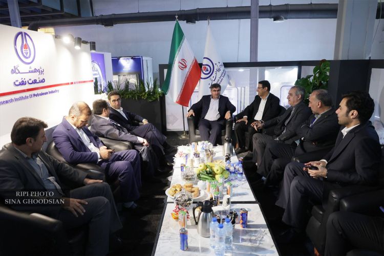 بازدید مشاور جوان وزیر نفت و رئیس هیئت‌رئیسه صندوق‌های بازنشستگی صنعت نفت از غرفه پژوهشگاه صنعت نفت