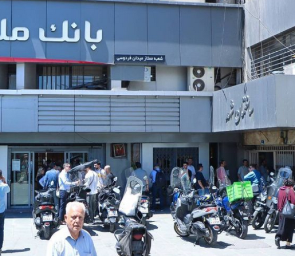 فروش ارز با کارت ملی؛ خریداران بانکها را به فردوسی ترجیح دادند فروش ارز با کارت ملی؛ خریداران بانکها را به فردوسی ترجیح دادند