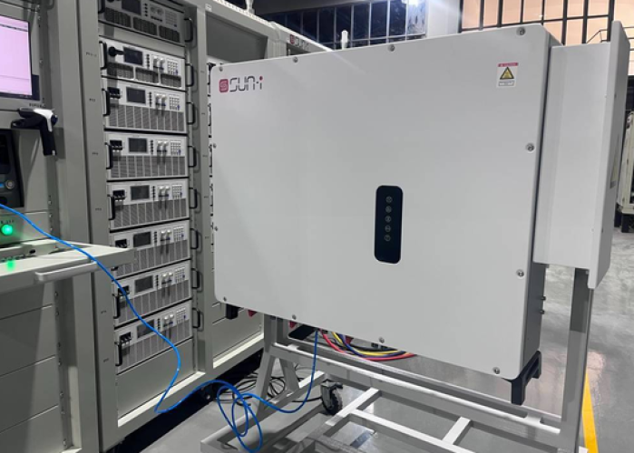 آغاز به کار نخستین کارخانه تولید اینورترهای صنعتی نیروگاه های خورشیدی کشور