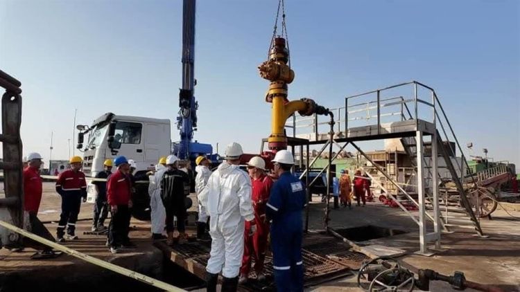 کنترل نشت و رفع خطر از شیر فوقانی چاه 132 اهواز