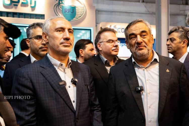 بازدید معاون وزیر و مدیرعامل شرکت ملی نفت ایران از غرفه پژوهشگاه صنعت نفت