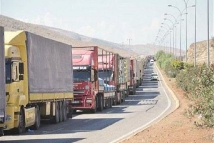 صف های طویل کامیون های ترانزیتی ایرانی و خارجی در مرز آستارا (عکس)