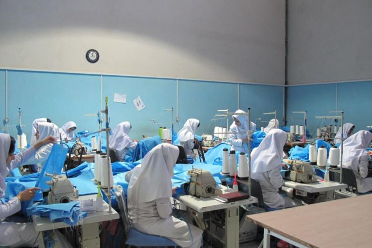  تولید 60 هزار لباس ایزوله بیمارستانی با مشارکت بنیاد برکت  