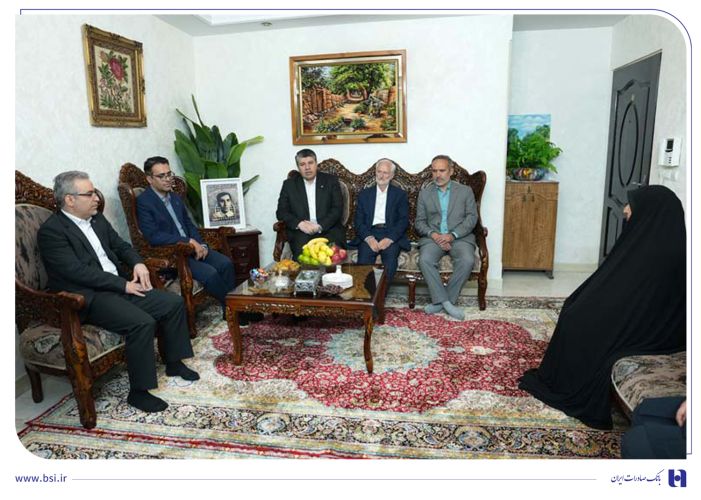 دیدار افشین خانی با خانواده اولین شهید بانک صادرات ایران/ تاکید بر الگوبرداری از سیره شهدا در خدمت‌رسانی به مردم