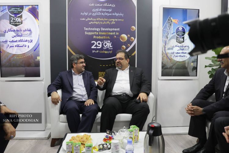 بازدید سعید توکلی، مدیرعامل شرکت ملی گاز ایران، از غرفه پژوهشگاه صنعت نفت