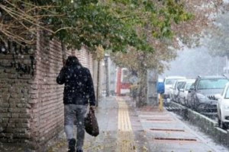 بارش باران و برف در شمال غرب کشور/تشدید آلودگی هوا در 7 کلانشهر