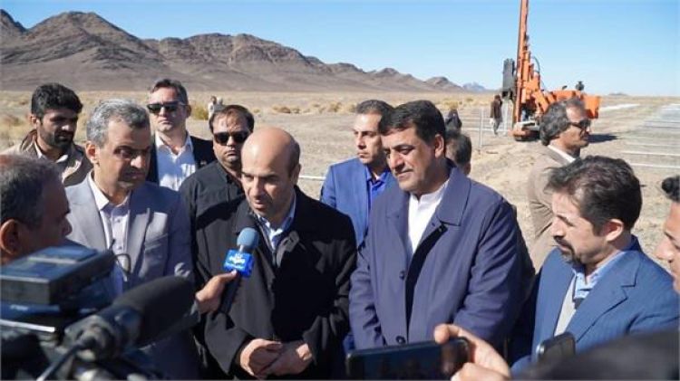 بازدید معاون وزیر نیرو از نیروگاه خورشیدی در حال ساخت شهرک صنعتی خاش