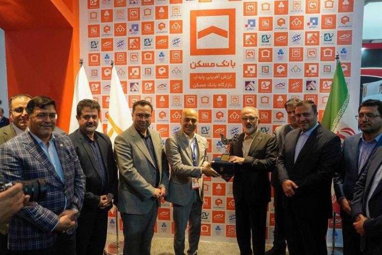 پرنده «تندیس کیش اینوکس 2025» بر شانه‌های بانک مسکن نشست